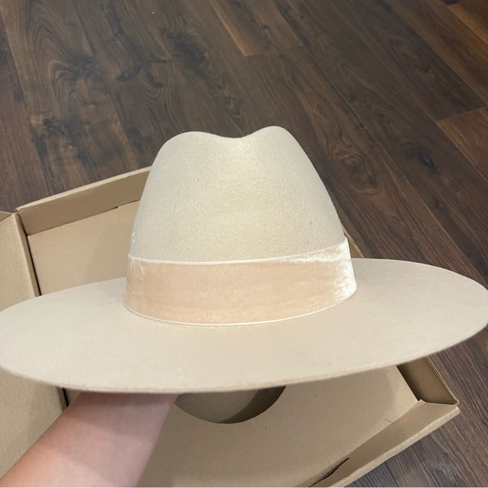 Lack of color Fedora hat